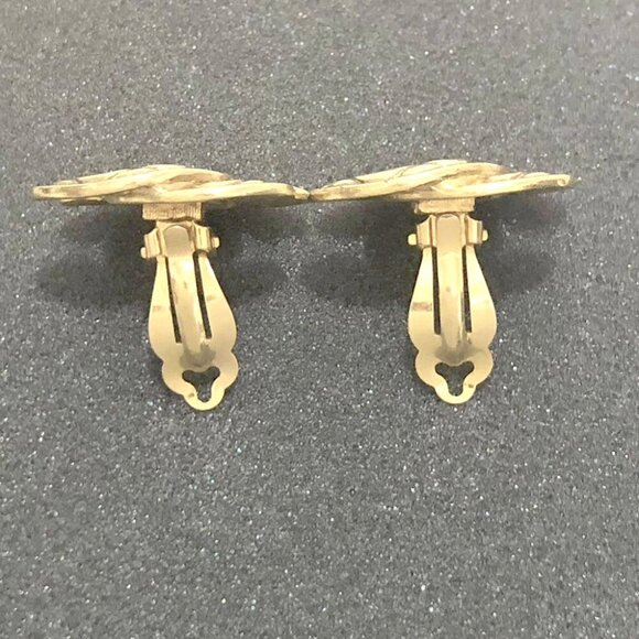 CHANEL CC Logos Quilted Vintage Clip-On Earrings Gold Tone Auth D-e11123 - Picture 6 of 10